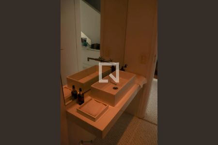 Casa de condomínio à venda com 720m², 5 quartos e 3 vagas Casa de condomínio à venda com 720m², 5 quartos e 3 vagasLavabo