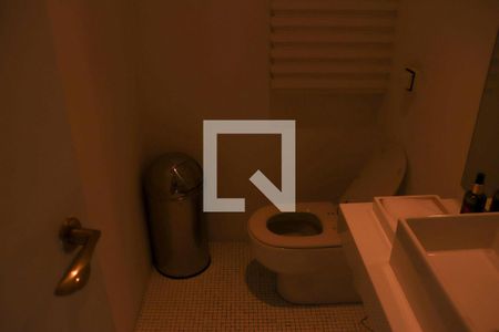 Casa de condomínio à venda com 720m², 5 quartos e 3 vagas Casa de condomínio à venda com 720m², 5 quartos e 3 vagasLavabo