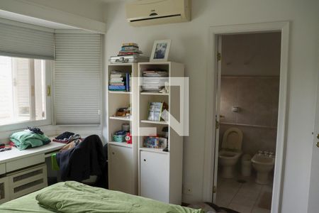 Casa de condomínio à venda com 720m², 5 quartos e 3 vagas Casa de condomínio à venda com 720m², 5 quartos e 3 vagasSuíte