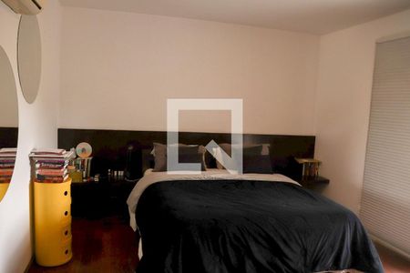 Casa de condomínio à venda com 720m², 5 quartos e 3 vagas Casa de condomínio à venda com 720m², 5 quartos e 3 vagasSuíte 2