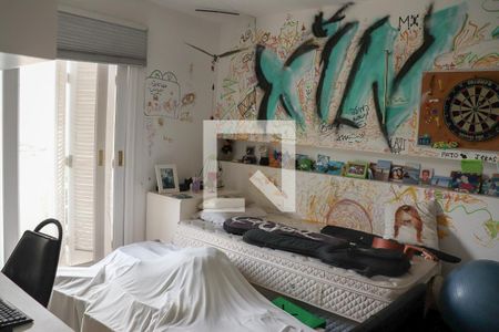 Casa de condomínio à venda com 720m², 5 quartos e 3 vagas Casa de condomínio à venda com 720m², 5 quartos e 3 vagasQuarto