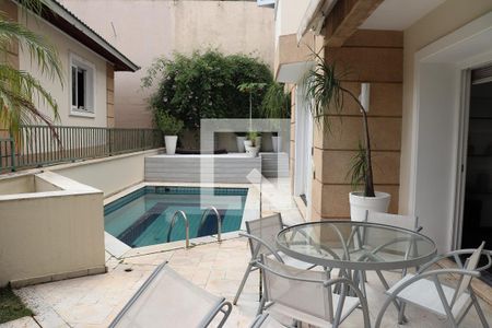 Casa de condomínio à venda com 720m², 5 quartos e 3 vagas Casa de condomínio à venda com 720m², 5 quartos e 3 vagasÁrea externa