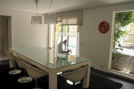 Casa de condomínio à venda com 720m², 5 quartos e 3 vagas Casa de condomínio à venda com 720m², 5 quartos e 3 vagasSala de Jantar
