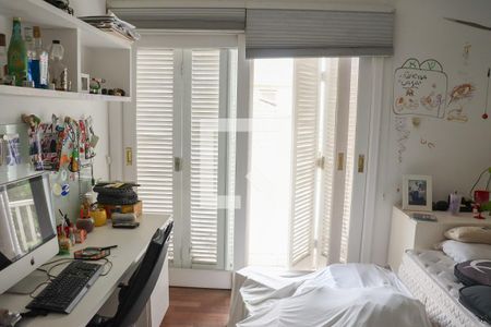 Casa de condomínio à venda com 720m², 5 quartos e 3 vagas Casa de condomínio à venda com 720m², 5 quartos e 3 vagasQuarto