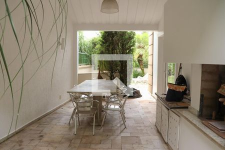 Casa de condomínio à venda com 720m², 5 quartos e 3 vagas Casa de condomínio à venda com 720m², 5 quartos e 3 vagasÁrea externa