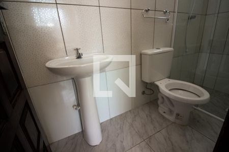 Banheiro de kitnet/studio para alugar com 1 quarto, 29m² em Cavalhada, Porto Alegre