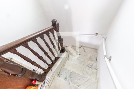 Casa à venda com 185m², 3 quartos e 2 vagas Casa à venda com 185m², 3 quartos e 2 vagasEscada