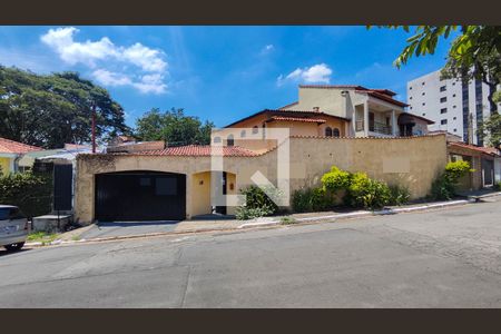 Casa à venda com 220m², 3 quartos e 3 vagas Casa à venda com 220m², 3 quartos e 3 vagasFachada