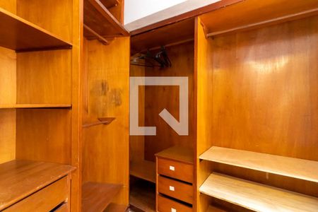Casa à venda com 220m², 3 quartos e 3 vagas Casa à venda com 220m², 3 quartos e 3 vagasCloset da Suíte 1