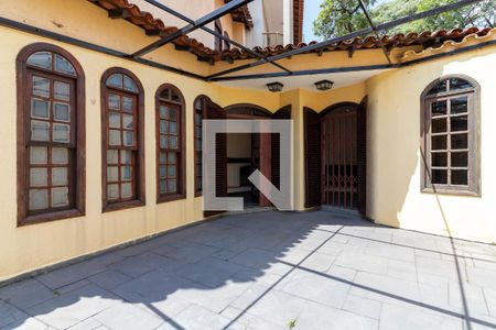 Casa à venda com 220m², 3 quartos e 3 vagas Casa à venda com 220m², 3 quartos e 3 vagasQuintal