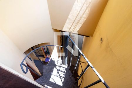 Casa à venda com 220m², 3 quartos e 3 vagas Casa à venda com 220m², 3 quartos e 3 vagasCorredor Lateral - Escada