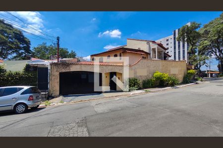 Casa à venda com 220m², 3 quartos e 3 vagas Casa à venda com 220m², 3 quartos e 3 vagasFachada