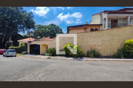 Casa à venda com 220m², 3 quartos e 3 vagas Casa à venda com 220m², 3 quartos e 3 vagasFachada