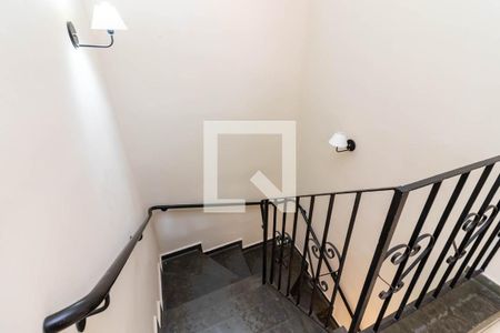 Casa à venda com 220m², 3 quartos e 3 vagas Casa à venda com 220m², 3 quartos e 3 vagasEscada