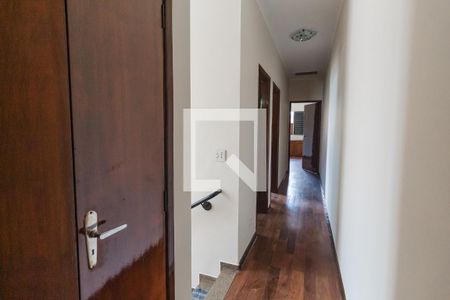 Casa para alugar com 170m², 3 quartos e 2 vagasCorredor entre quartos