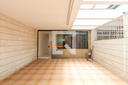 Casa para alugar com 170m², 3 quartos e 2 vagasFachada e garagem