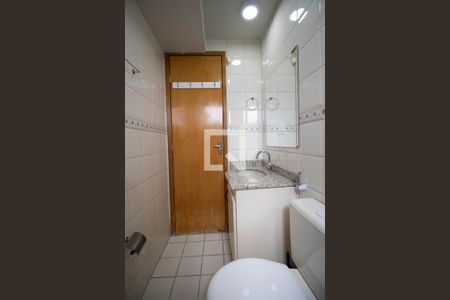 Apartamento para alugar com 69m², 2 quartos e 1 vaga Apartamento para alugar com 69m², 2 quartos e 1 vagaBanheiro social