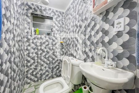 Banheiro de casa para alugar com 2 quartos, 45m² em Jardim Elvira, Osasco