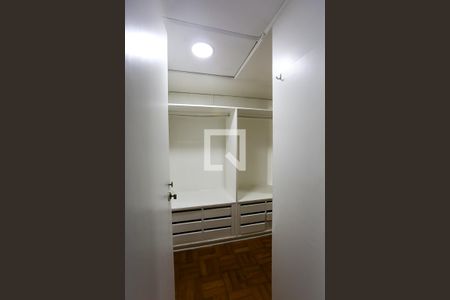 Casa à venda com 350m², 3 quartos e 3 vagasCloset da suíte 3
