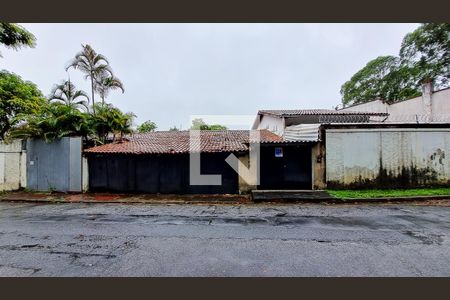 Casa à venda com 350m², 3 quartos e 3 vagasFachada