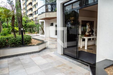 Apartamento para alugar com 540m², 4 quartos e 4 vagas Apartamento para alugar com 540m², 4 quartos e 4 vagasÁrea Comum- Entrada do bloco