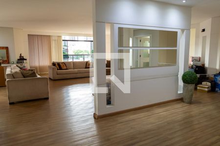 Apartamento para alugar com 540m², 4 quartos e 4 vagas Apartamento para alugar com 540m², 4 quartos e 4 vagasHall de entrada as salas e quartos