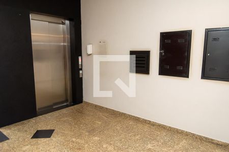 Apartamento para alugar com 540m², 4 quartos e 4 vagas Apartamento para alugar com 540m², 4 quartos e 4 vagasÁrea Comum- Detalhe Hall do Bloco/Elevador Social