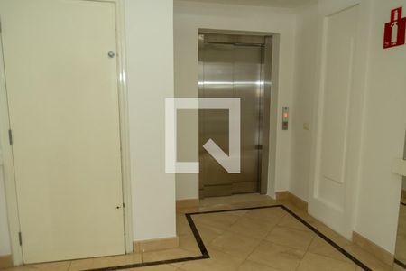 Apartamento para alugar com 540m², 4 quartos e 4 vagas Apartamento para alugar com 540m², 4 quartos e 4 vagasÁrea Comum-Hall do andar/elevador social