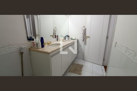 Apartamento para alugar com 227m², 2 quartos e 2 vagas Apartamento para alugar com 227m², 2 quartos e 2 vagasBanheiro da Suíte