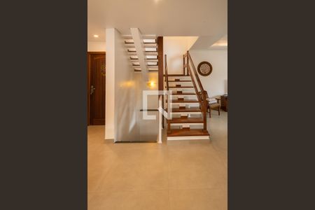 Sala - Escada  de casa à venda com 3 quartos, 303m² em Jordanópolis, São Bernardo do Campo