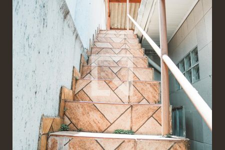 Casa à venda com 112m², 3 quartos e 2 vagas Casa à venda com 112m², 3 quartos e 2 vagasEscada