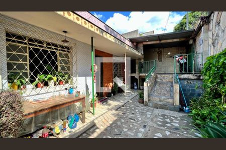 Casa à venda com 295m², 4 quartos e 2 vagasFachada