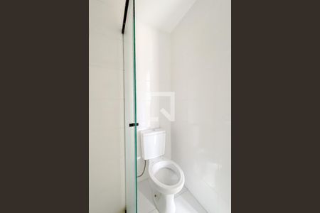 Banheiro de kitnet/studio para alugar com 1 quarto, 27m² em Vila Dom Pedro I, São Paulo
