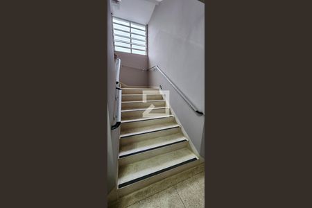 Apartamento para alugar com 190m², 4 quartos e 1 vaga Apartamento para alugar com 190m², 4 quartos e 1 vagaEscada