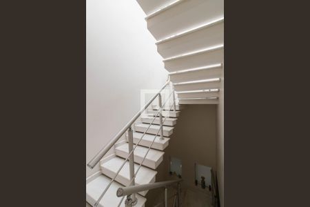 Casa à venda com 290m², 4 quartos e 2 vagas Casa à venda com 290m², 4 quartos e 2 vagasEscada