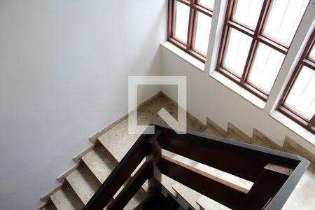 Casa para alugar com 315m², 3 quartos e 3 vagasEscada