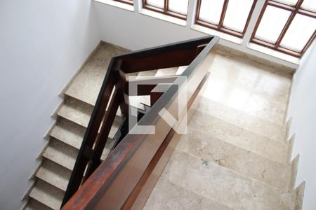 Casa para alugar com 315m², 3 quartos e 3 vagasEscada