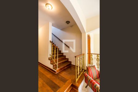 Casa para alugar com 350m², 5 quartos e 2 vagas Casa para alugar com 350m², 5 quartos e 2 vagasEscada