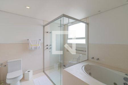 Apartamento à venda com 299m², 4 quartos e 5 vagasBanheiro da Suíte 1