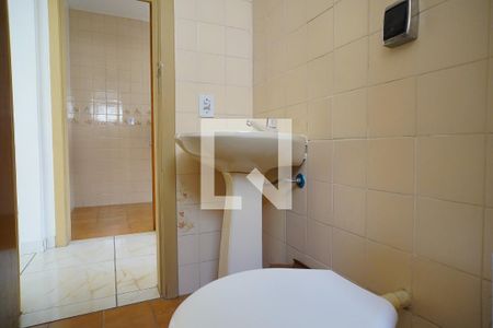 Banheiro de apartamento à venda com 1 quarto, 58m² em Jardim do Salso, Porto Alegre
