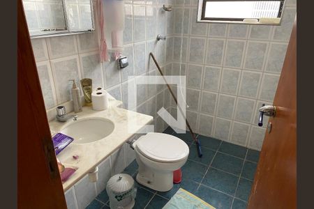 Casa à venda com 174m², 5 quartos e 2 vagas Casa à venda com 174m², 5 quartos e 2 vagasEdícula - Banheiro