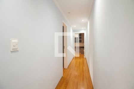 Casa à venda com 300m², 3 quartos e 4 vagasCorredor de Acesso aos Quartos 