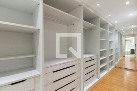 Casa à venda com 300m², 3 quartos e 4 vagasSuíte 1 - Closet 
