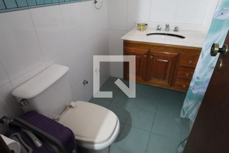 Casa à venda com 493m², 4 quartos e 5 vagasBanheiro da suíte 3 - Segundo andar