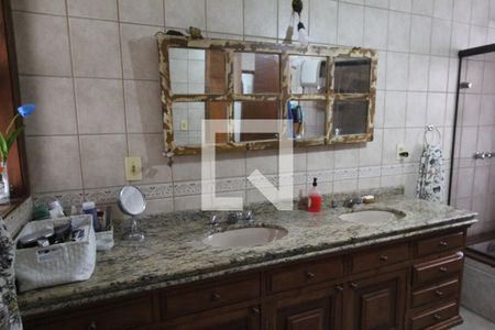 Casa à venda com 493m², 4 quartos e 5 vagasBanheiro da suíte 1 - Segundo andar