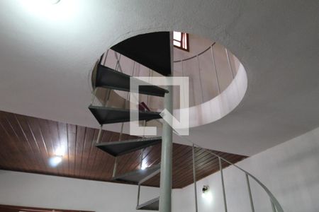 Casa à venda com 493m², 4 quartos e 5 vagasMezanino - Escada para o terceiro andar
