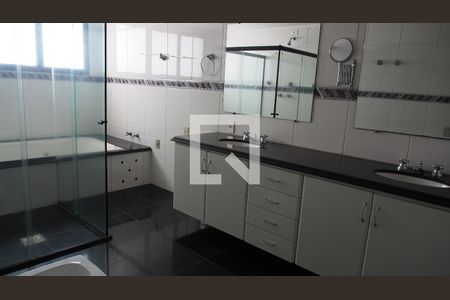 Apartamento à venda com 250m², 4 quartos e 3 vagasBanheiro do Quarto Suíte 2