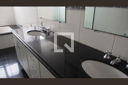 Apartamento à venda com 250m², 4 quartos e 3 vagasBanheiro do Quarto Suíte 2