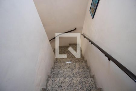 Casa à venda com 200m², 3 quartos e 6 vagasEscada