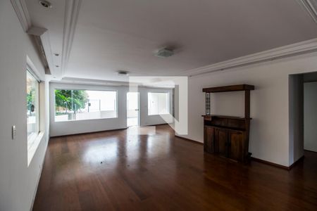 Sala de TV de casa de condomínio à venda com 5 quartos, 400m² em Alphaville, Santana de Parnaíba